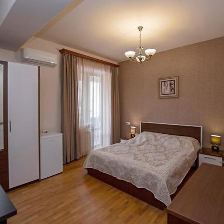Hotel Season Γιερεβάν Εξωτερικό φωτογραφία