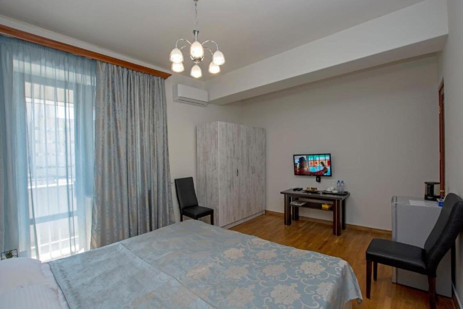 Hotel Season Γιερεβάν Εξωτερικό φωτογραφία