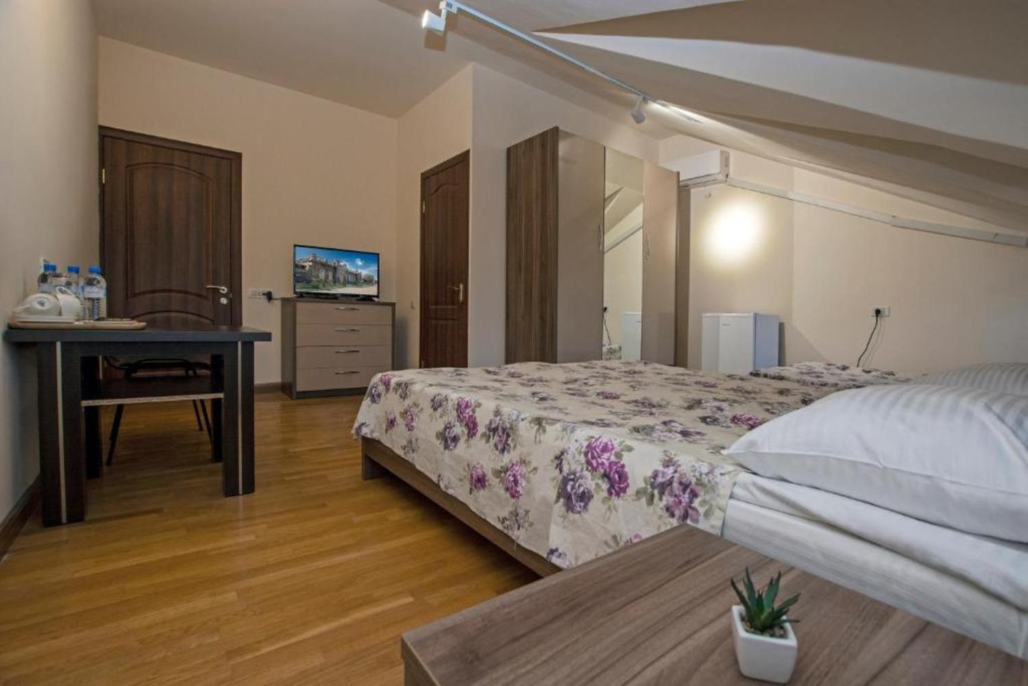 Hotel Season Γιερεβάν Εξωτερικό φωτογραφία